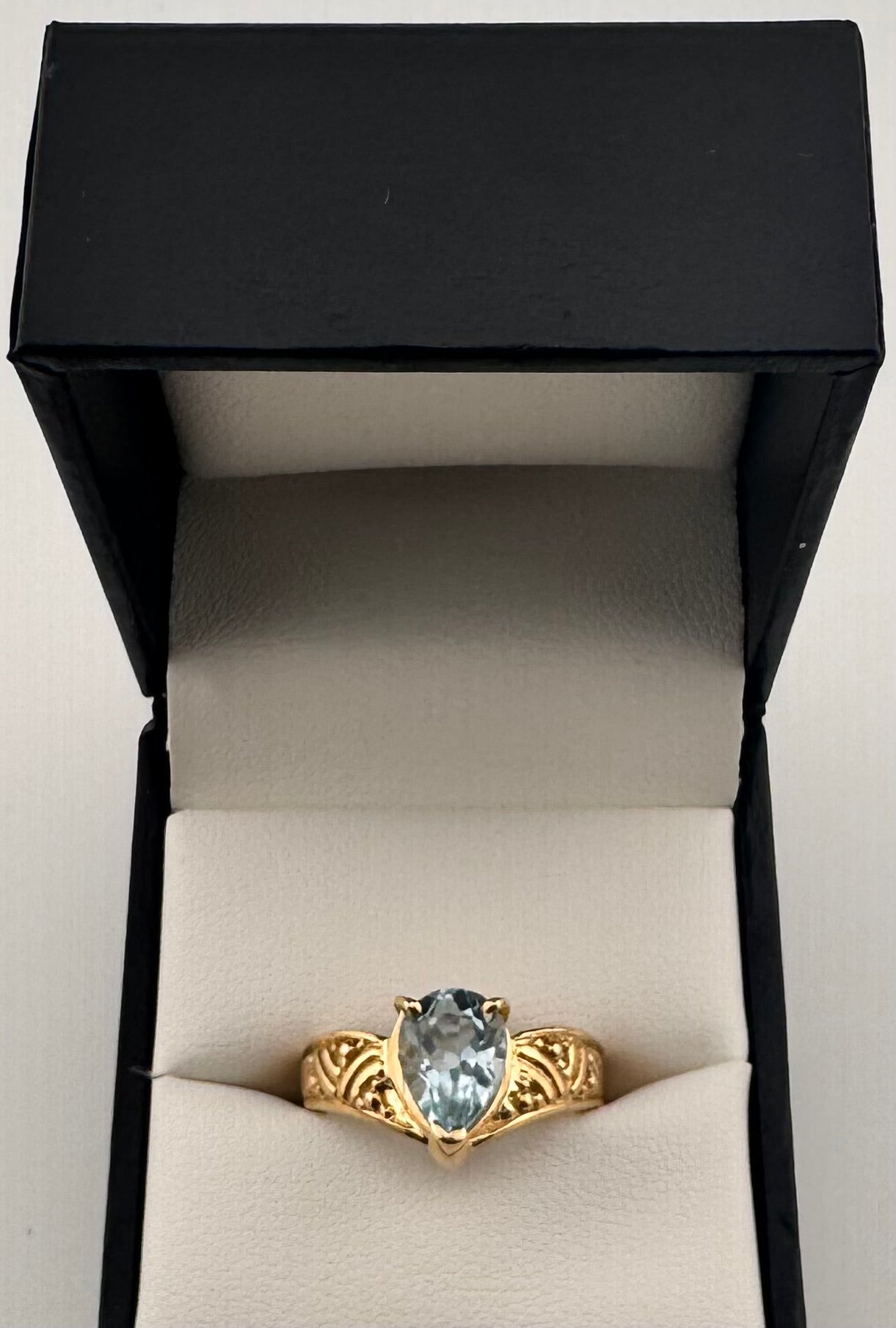 10K Yellow Gold Pear Aquamarine V-Band Engraved Ring