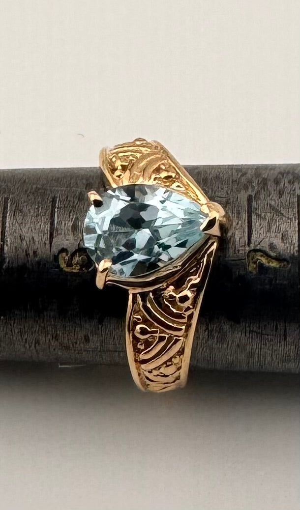 10K Yellow Gold Pear Aquamarine V-Band Engraved Ring
